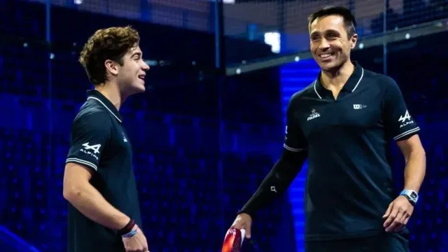 Colapinto mostró su entusiasmo en la cancha junto a la leyenda del pádel Fernando Belasteguín.