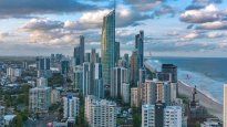 El perfil urbano de Gold Coast con la Q1 Tower al centro, frente al océano Pacífico. La torre fue durante casi dos décadas la estructura más alta del hemisferio sur