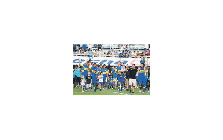 La vuelta olímpica de los jugadores con sus seres queridos. Un lindo espectáculo con todo el público aplaudiendo a un gran campeón que terminó invicto y no dejó dudas sobre el merecimiento del título.
