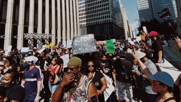 Los manifestantes esta tarde en Houston, volvieron a las calles para repudiar el racismo y la violencia policial. 