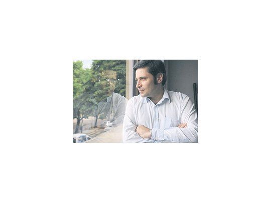 Víctor Santa María es secretario general del Suterh, pero además es legislador de la Ciudad por el Frente para la Victoria y director de la revista Caras y Caretas.
