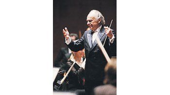 ámbito.com | Maazel alfrente de laSymphonicaToscanini:recreandolas giras dellegendariomaestroitaliano,dirigió ungranconcierto.