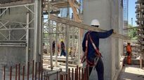 Laconstrucción de edificios multifamiliares impulsa el mercado porteño yrepresenta el 88% de los permisos tramitados en los últimos cinco años. Sinembargo, el informe de Tejido Urbano advierte que la escala de los proyectos esdispar: mientras en el norte promedian los 2.473 m2, en el sur descienden a los1.702 m2