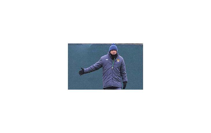 Roberto Mancini pretende que Carlos Tevez siga en Manchester City.