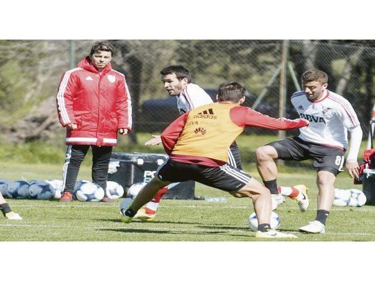 Rompecabezas. Ya sin Alario y con Moreira y Pinola en sus seleccionados, Gallardo tiene que rearmar el once de cara al choque ante Boca.