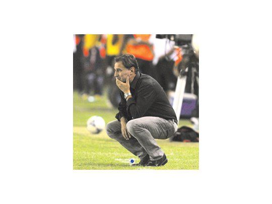 Leonardo Madelón se agacha para tratar de tranquilizarse en el partido ante Lanús, que hizo que su puesto tambalee.