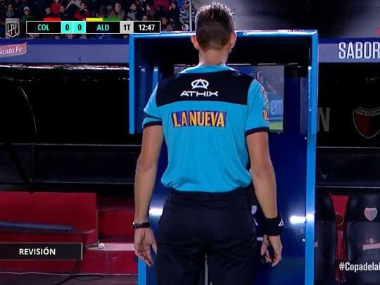 VAR. Nicolás Lamolina observa la acción que terminará en penal para Aldosivi. El primero en la historia del fútbol argentino.