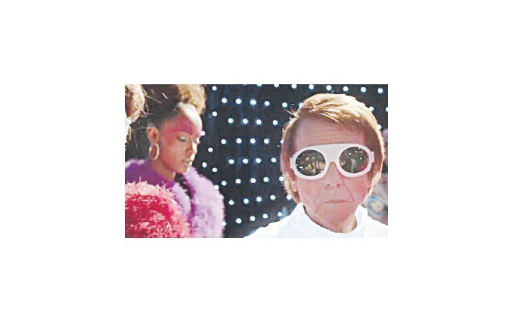 ámbito.com | Descostillante, acelerada, ingeniosa, de gran producción para disfrutar a lo grande y en gran pantalla, “Mi gran noche” destroza el mundo de la pantalla chica y su gente de mente pequeña, cultora de una falsa felicidad, y Raphael, ídolo de la canción espa