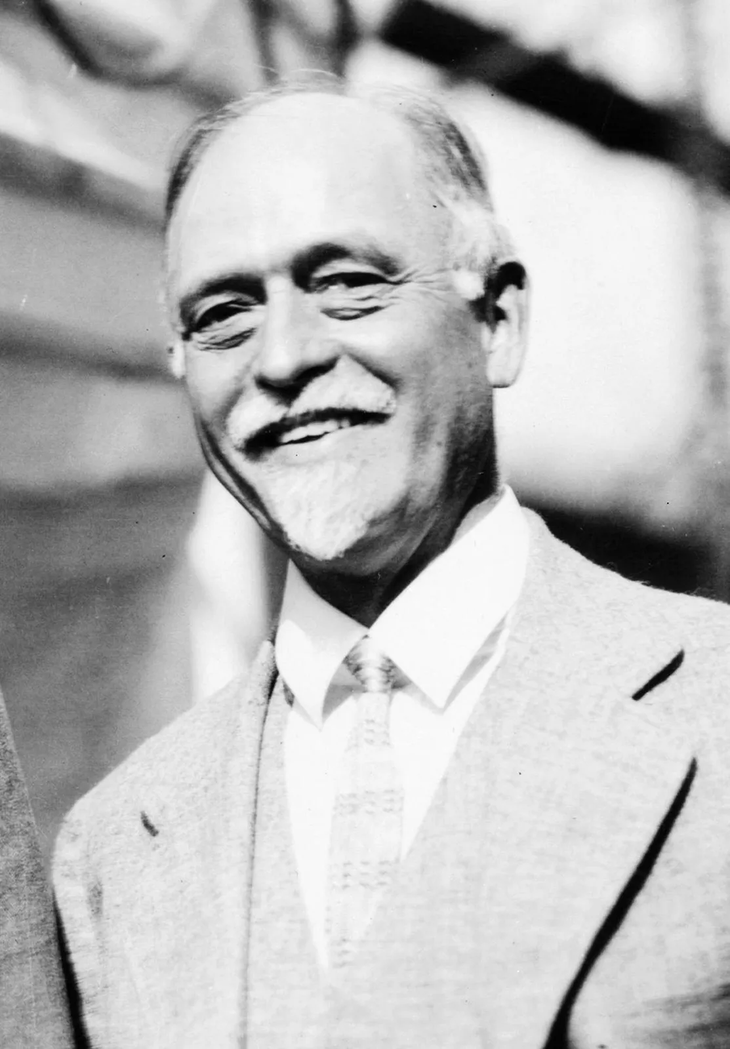 Irving Fischer, el economista mas popular de comienzos del siglo XX. Fue de los primeros en aplicar el calculo diferencial a los estudios económicos.