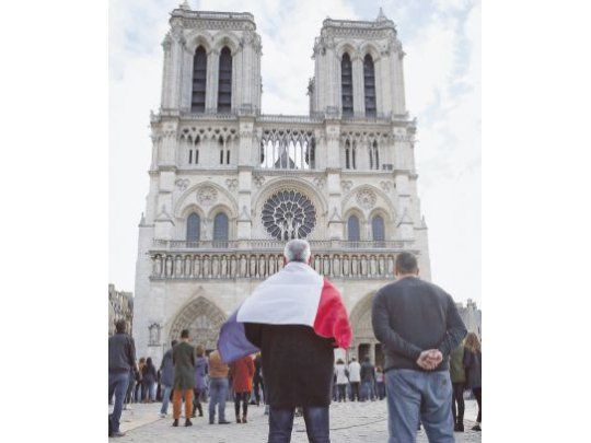 En las calles de París los turistas se solidarizan con los franceses. Muchos por temor buscan ir hacia otros países.