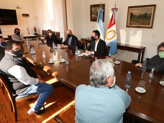 El gobernador Omar Perotti mantuvo ayer una serie de encuentros con referentes de cooperativas santafesinas a las que la empresa les debe cerca de 10 mil millones de pesos.