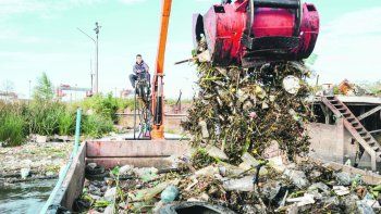 Basura. Toneladas de residuos se retiran mensualmente del Riachuelo.