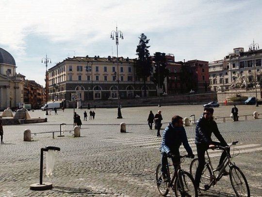 Sin movimiento. Las plazas están vacías.