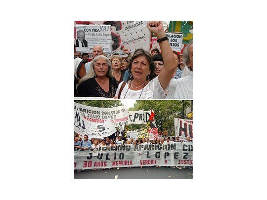 La querellante en el juicio contra Etchecolatz, Nilda Eloy (arr) y la cabeza de la movilización con pancartas alusivas (abajo).