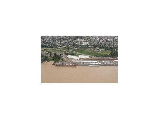 Portuarios de la CGT de San Lorenzo bloquean la salida de granos desde el puerto de Rosario.