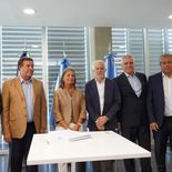 Los gobernadores de Río Negro y Neuquén firmaron los contratos de concesión de cuatro represas del Comahue. Los gobernadores de Río Negro y Neuquén firmaron los contratos de concesión de cuatro represas del Comahue.