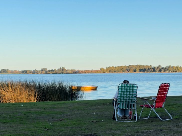La laguna es un punto de encuentro para los aficionados a las actividades recreativas y la pesca deportiva.