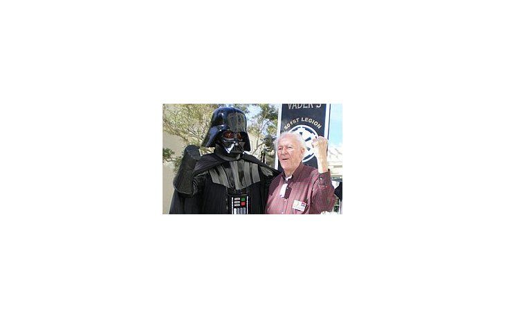 Ralph McQuarrie posa junto a una de sus creaciones