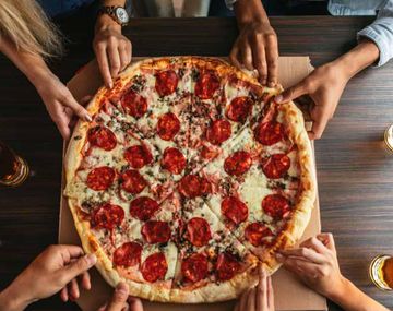Dolor al bolsillo: comer pizza con amigos cuesta seis veces más caro que hace 4 años