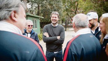 Gira. Matías Lammens visitó ayer un club del barrio porteño de La Boca.