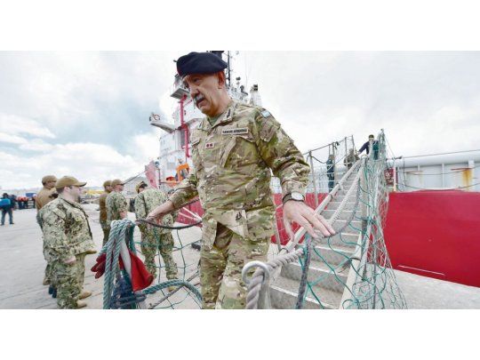 Rescate. En Comodoro Rivadavia, el general Daniel Brigrada, jefe de la novena brigada, momentos antes de la partida del Sophie Siem, que lleva a bordo el minisubmarino que salió a la búsqueda del ARA San Juan.