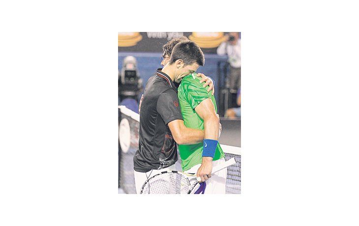 El abrazo entre dos gladiadores: Djokovic y Nadal.