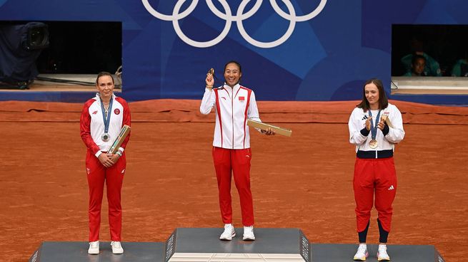 Un podio inesperado. Zhen, en lo más alto; Swiatek, con el bronce.