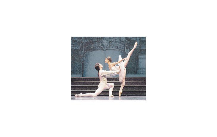 La bailarina venezolana Karina González y el estadounidense Connor Walsh cumplieron un desempeño impecable como protagonistas invitados en un espectáculo visual y musicalmente muy logrado.