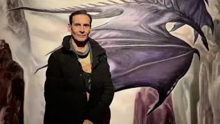 Ciruelo junto a la obra expuesta en el Malba.