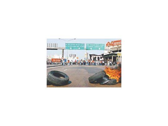 El Puente Pueyrredón será mañana el escenario de una puja política entre dos grupos antagónicos: unos, oficialistas, otros, duros.