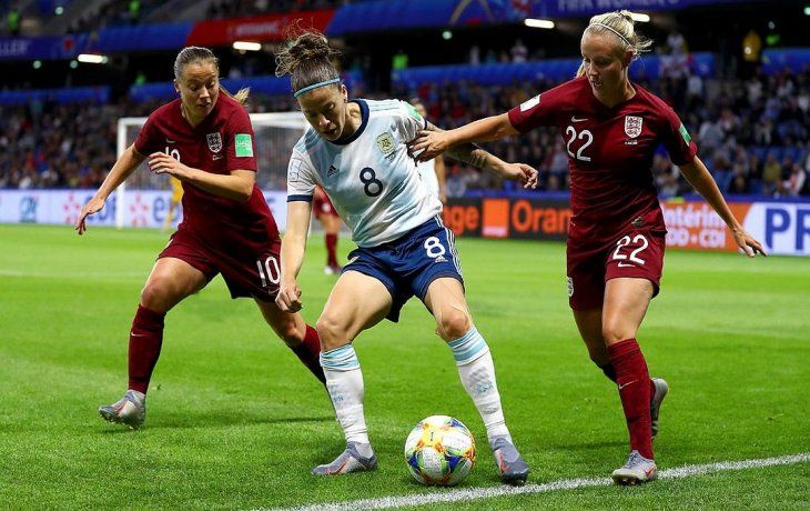 el seleccionado femenino no pudo con la potencia de inglaterra, pero todavia mantiene una chance