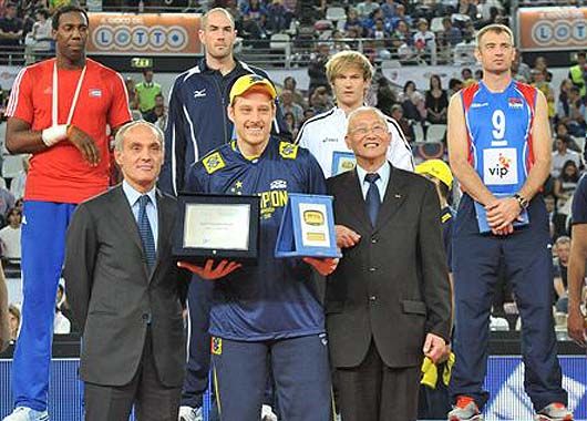 Murilo muestra el premio al MVP, mejor jugador del torneo.