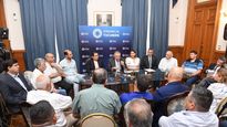 El goberndaro de Tucumán, Osvaldo Jaldo, junto a representantes del sector azucarero.
