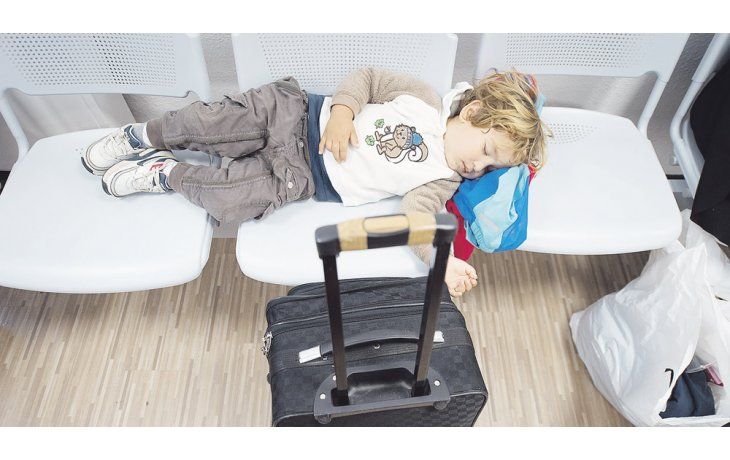 ámbito.com | INDEFENSIÓN. Un niño afgano duerme en un centro de recepción de refugiados en Giessen, al oeste de Alemania. La absorción de los desplazados de guerra es un desvelo político en el país.