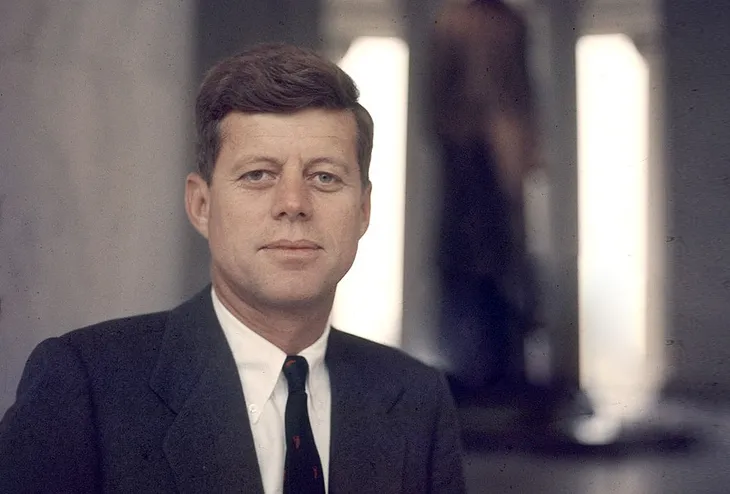 En Dallas, Texas, Estados Unidos, es asesinado el presidente norteamericano John F. Kennedy en 1963. En Dallas, Texas, Estados Unidos, es asesinado el presidente norteamericano John F. Kennedy en 1963.