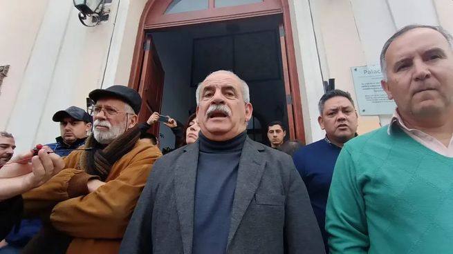 El intendente de Carmen de Patagones enfrentó a los manifestantes.