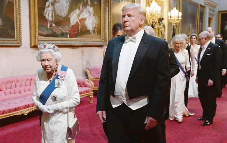 de gala. El presidente de Estados Unidos fue recibido con toda la pompa en el Palacio de Buckingham por la Reina Isabel II.