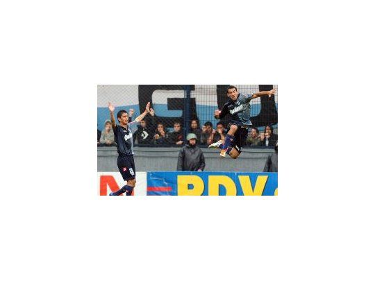 Caneo y Cauteruccio, autores de los goles en el Sur, celebran el primer tanto de Quilmes.