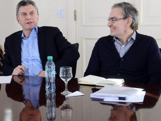 Mauricio Macri y Gustavo Lopetegui congelaron los precios de los combustibles y el petr&oacute;leo local por 90 d&iacute;as para aliviar la presi&oacute;n inflacionaria, tras la derrota electoral de las PASO.&nbsp;