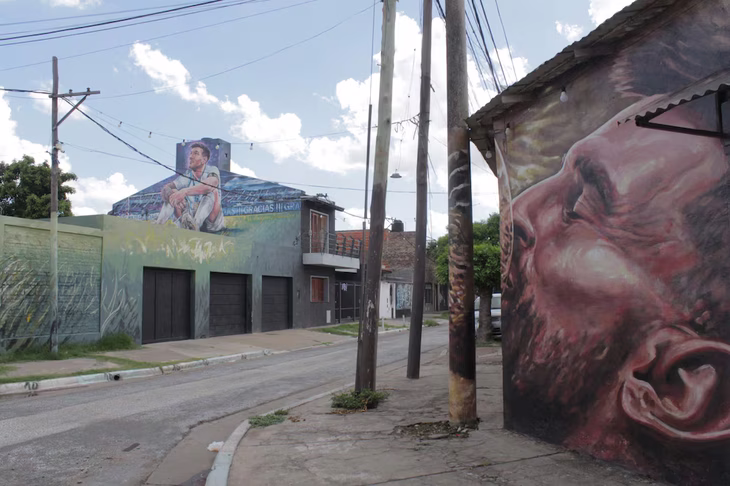 Para los fanáticos y quienes buscan conocer los orígenes del capitán argentino, un grupo de artistas pintó murales en el barrio La Bajada de Rosario, donde Lionel Messi pasó su infancia y comenzó a jugar al fútbol (Foto Gentileza: Alba) Para los fanáticos y quienes buscan conocer los orígenes del capitán argentino, un grupo de artistas pintó murales en el barrio La Bajada de Rosario, donde Lionel Messi pasó su infancia y comenzó a jugar al fútbol (Foto Gentileza: Alba)