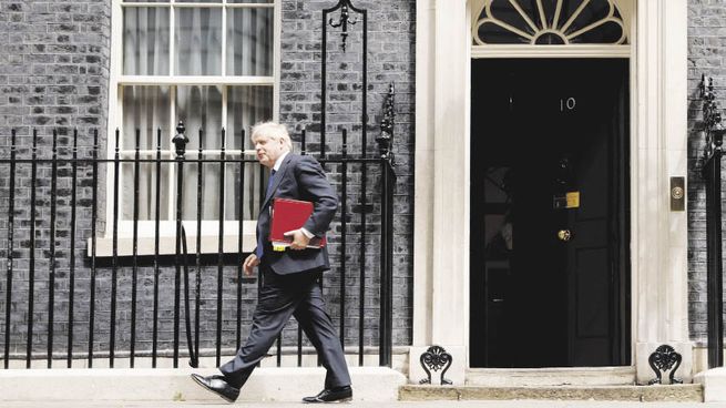 RESISTENCIA. Boris Johnson es retratado al salir de la residencia oficial, en Downing Street 10.