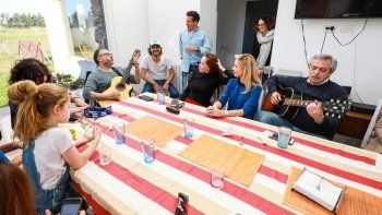 Alberto se distendió en plena veda electoral con un asado entre amigos en Canning.&nbsp;