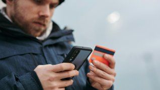 En esta estafa, piden datos de la tarjeta de crédito para completar el pedido de una supuesta compra internacional.