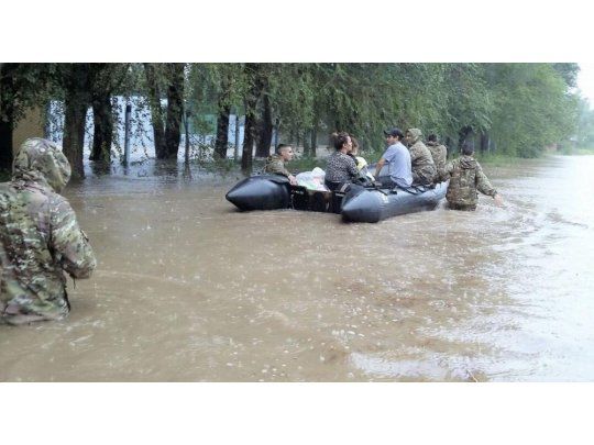 Dos muertos y más de 10.000 evacuados por temporales en 11 provincias