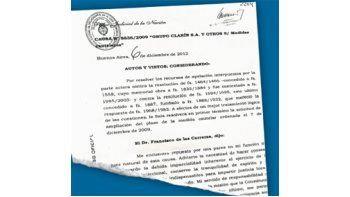 Copia del fallo que resolvió extender la medida cautelar en favor del monopolio Clarín. Hoy el Gobierno apelará la decisión ante la Corte Suprema.