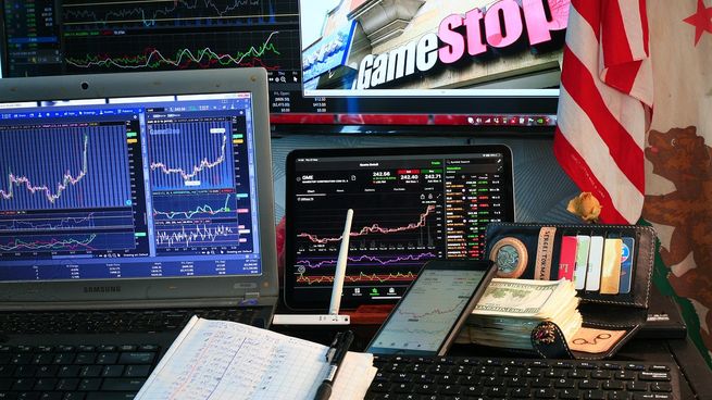 La compañía de videojuegos GameStop presentó una oferta no vinculante para adquirir el 100% del sitio de subastas y comercio electrónico eBay.