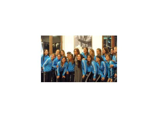 La Presidente Cristina Fernández de Kirchner, con el plantel de Las Leonas en la Casa Rosada.