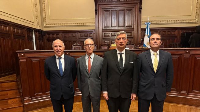 Foto de familia. Ricardo Lorenzetti, Carlos Rosenkrantz, Horacio Rosatti, y Manuel García-Mansilla tras la jura en la Corte Suprema.