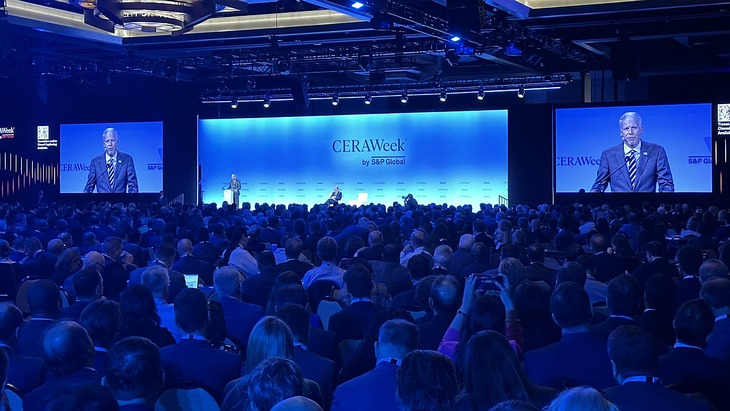 CERAWeek 2025. Los líderes de la industria energética mundial se reúnen en un contexto de caída de los precios del petróleo que puede socavar la agenda política de "perforar, perforar, perforar" de la administración republicana.