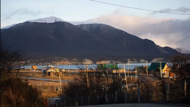 Un lugar rodeado de lagos y bosques que impulsa un turismo distinto, pensado para viajeros que quieren desconectar y descubrir paisajes únicos del sur. Un lugar rodeado de lagos y bosques que impulsa un turismo distinto, pensado para viajeros que quieren desconectar y descubrir paisajes únicos del sur.